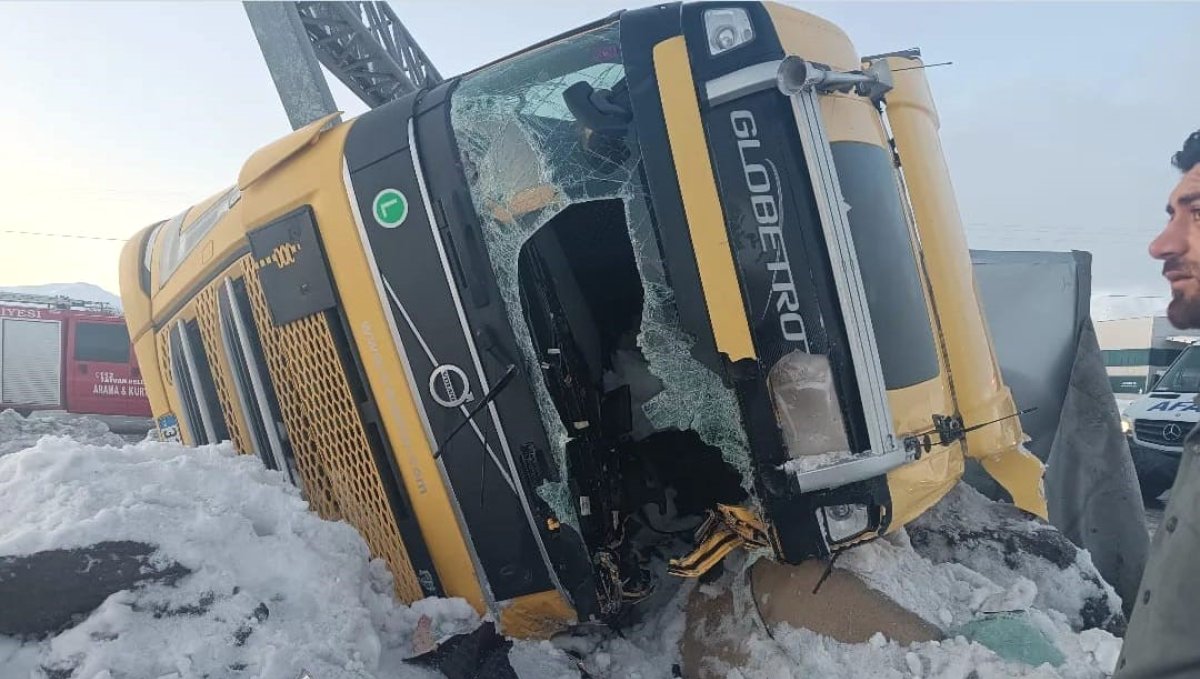 Bitlis'te iki tır devrildi, 1 kişi yaralandı