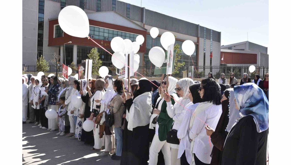 Bitlis'te kadınlar beyaz balonla İsrail'i kınadı