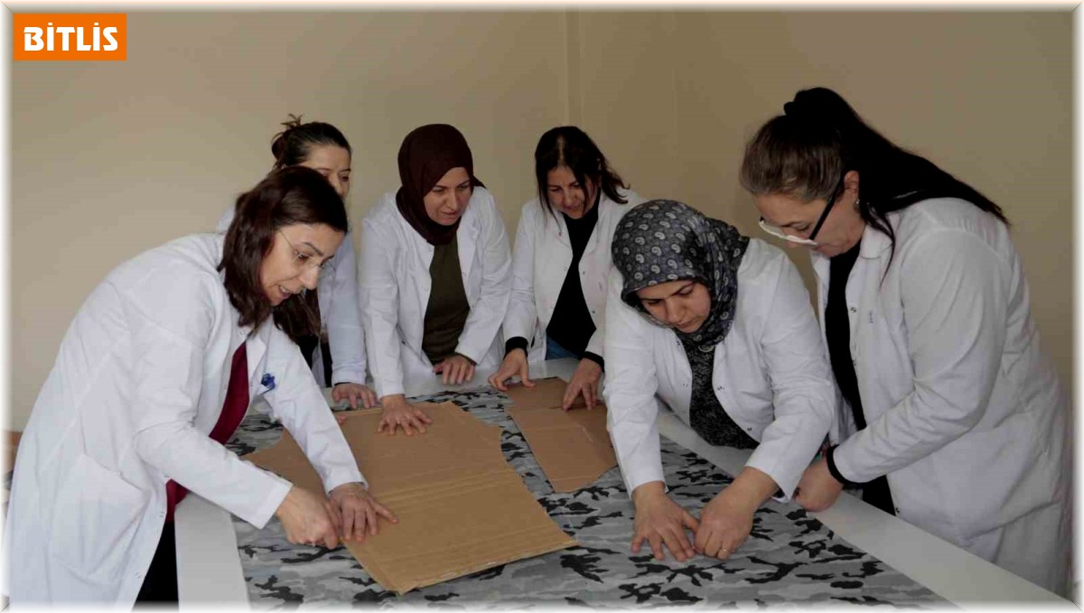 Bitlis'te kadınlar depremzedeler üşümesin diye kolları sıvadı