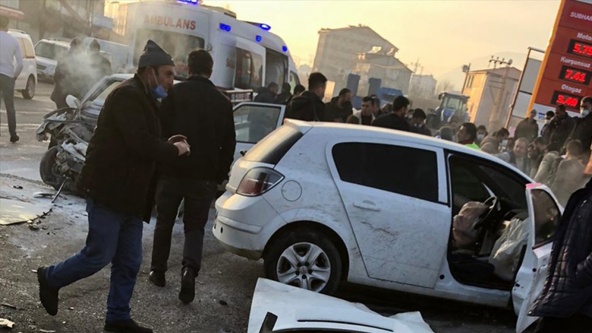 Bitlis'te kamyonet ile otomobil çarpıştı: 1 ölü, 5 yaralı