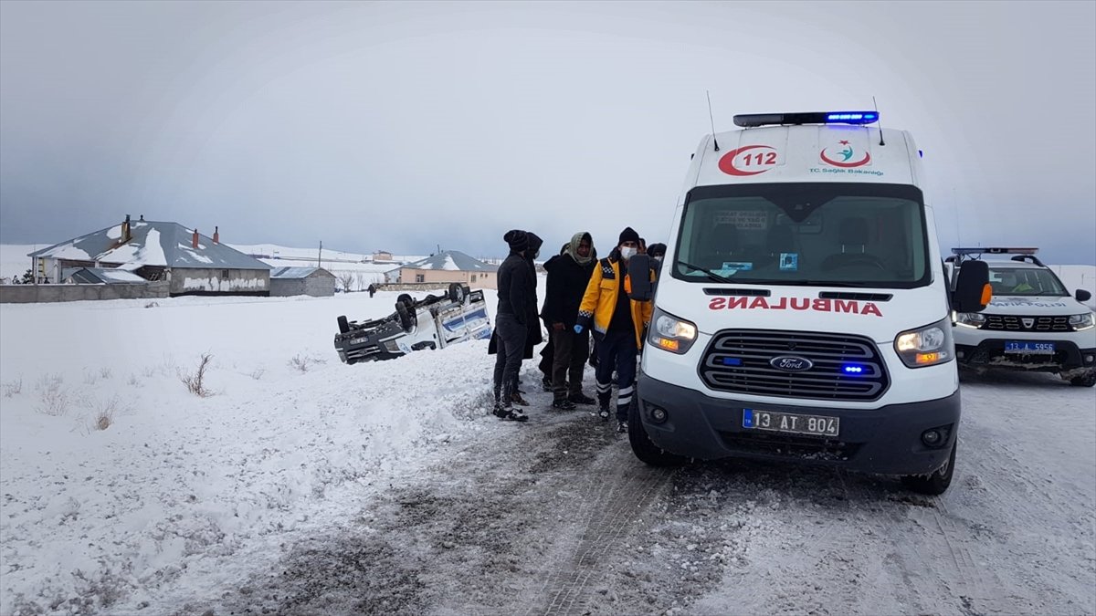Bitlis'te kamyonet şarampole devrildi 3 kişi yaralandı