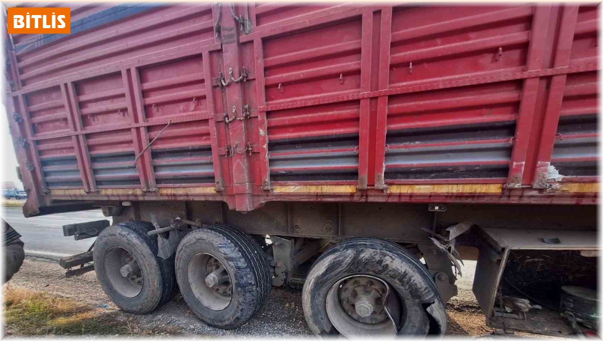 Bitlis'te kamyonet tırla çarpıştı: 2 yaralı