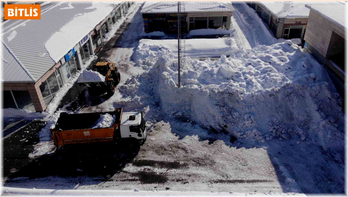 Bitlis'te kamyonlar kar taşınıyor