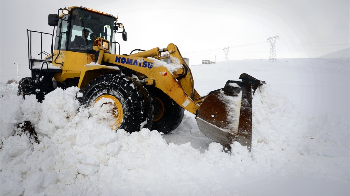Bitlis'te kapanan köy yollarında karla mücadele çalışması başlatıldı