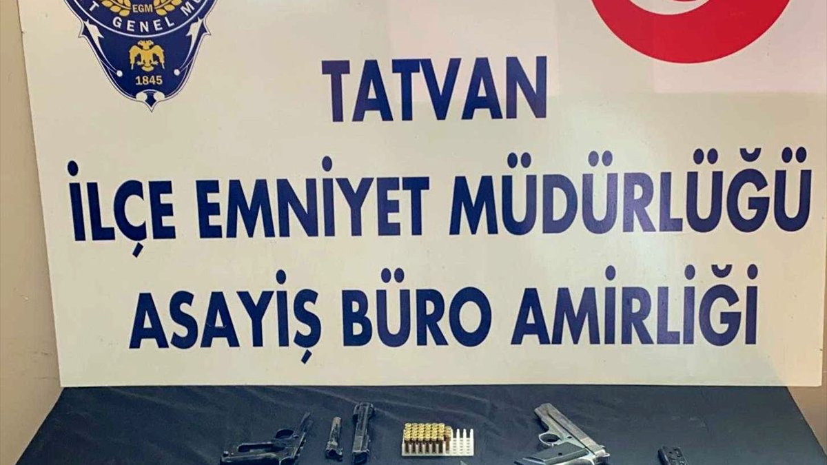 Bitlis'te kapı çerçevesine gizlenmiş fişek ve tabanca parçaları ele geçirildi