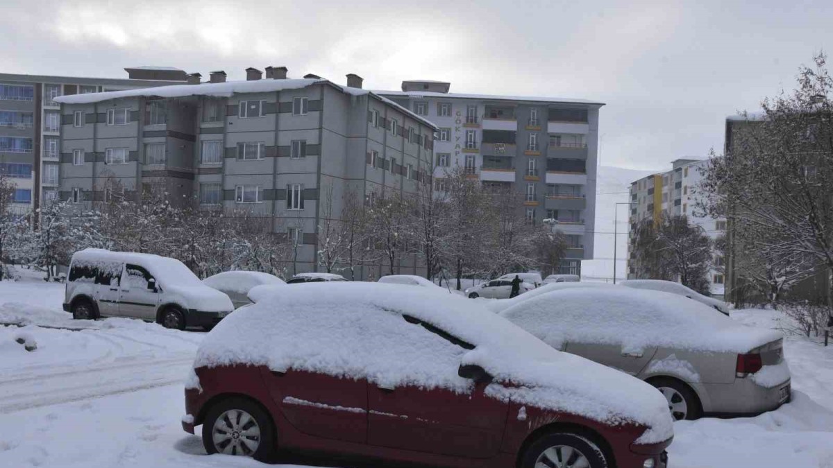 Bitlis'te kar 77 köy yolunu ulaşıma kapattı