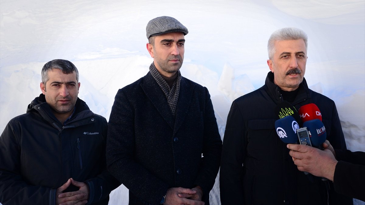 Bitlis'te 'kar kaplanları' zorlu coğrafyada karlı yolları açıyor