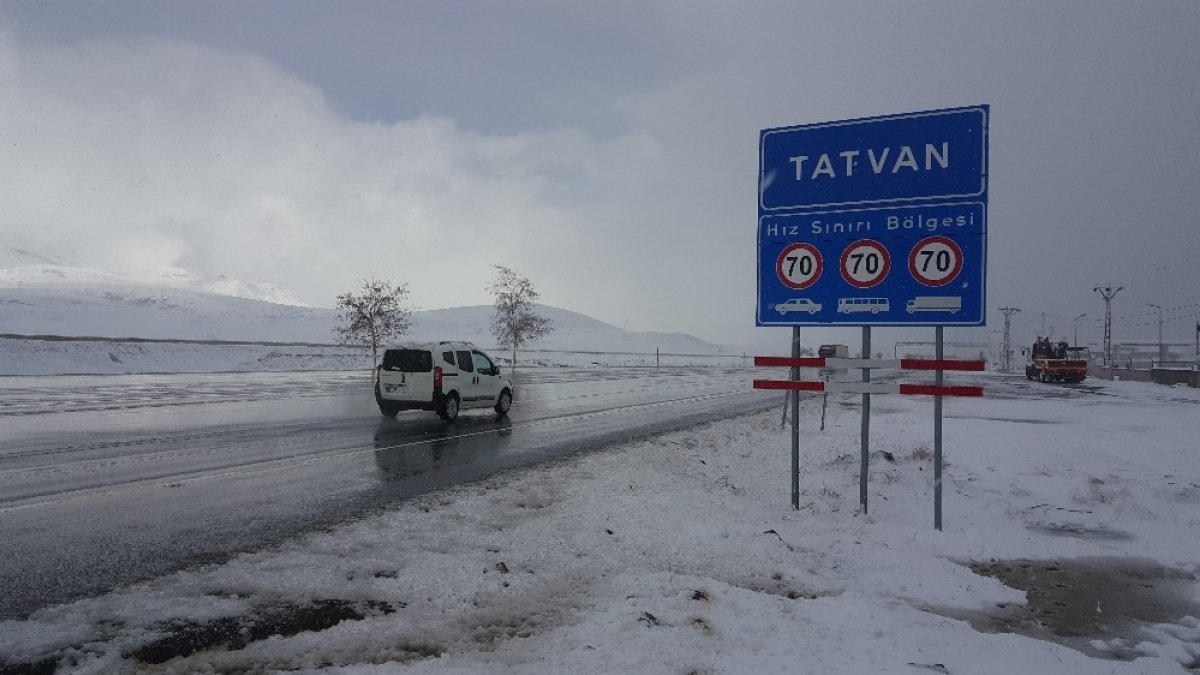Bitlis'te kar, tipi ve fırtına