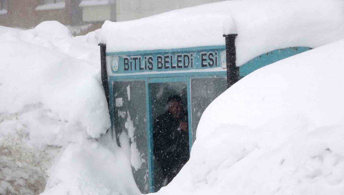 Bitlis'te kar, tipi ve fırtına: 211 köy yolu ulaşıma kapandı