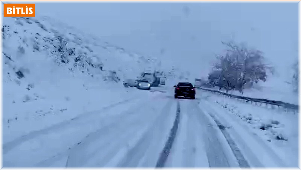 Bitlis'te kar yağdı, çok sayıda araç yolda kaldı
