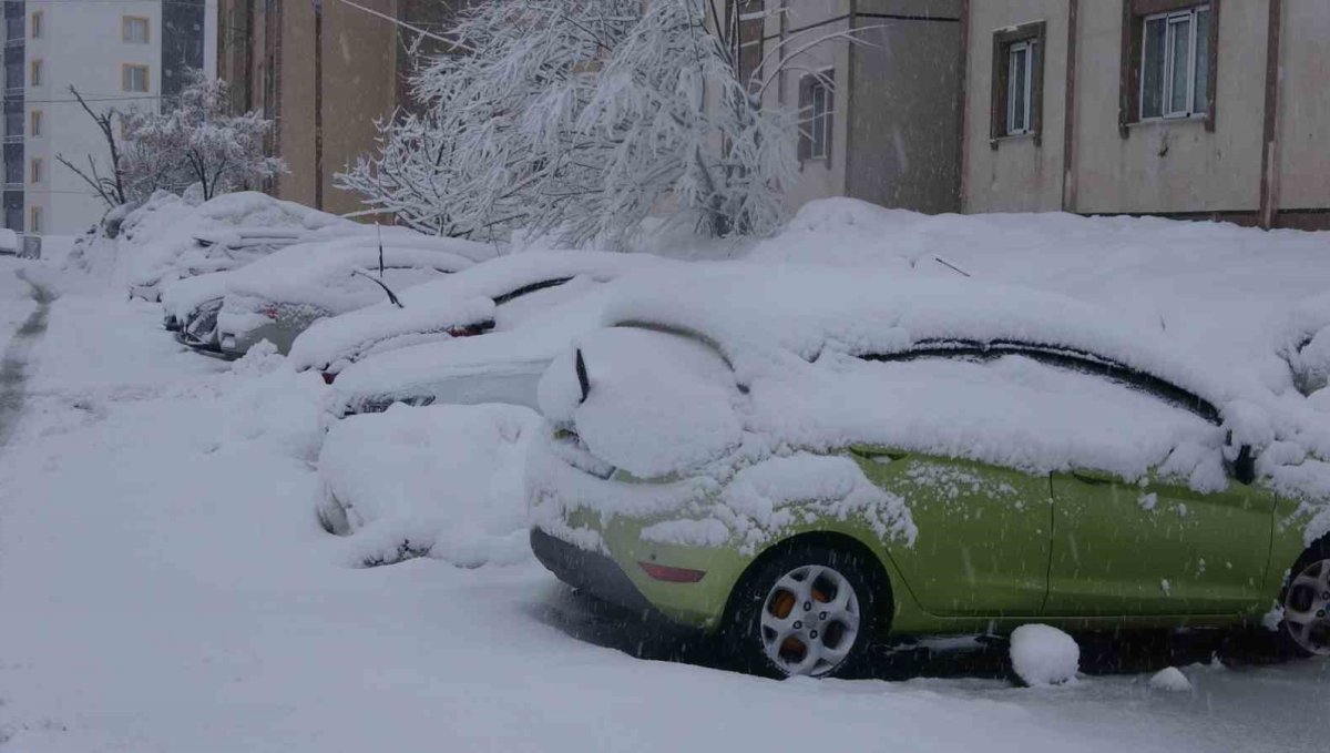 Bitlis'te kar yağışı: 62 köy yolu ulaşıma kapandı