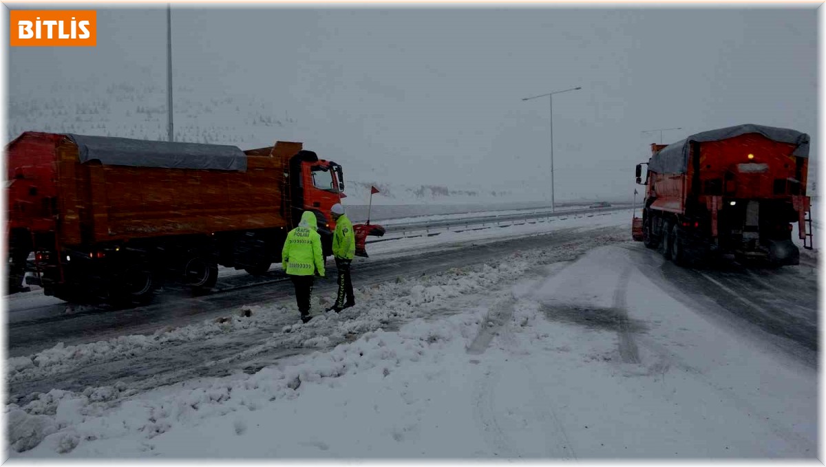 Bitlis'te kar yağışı etkili oldu 100'e yakın araç yolda kaldı