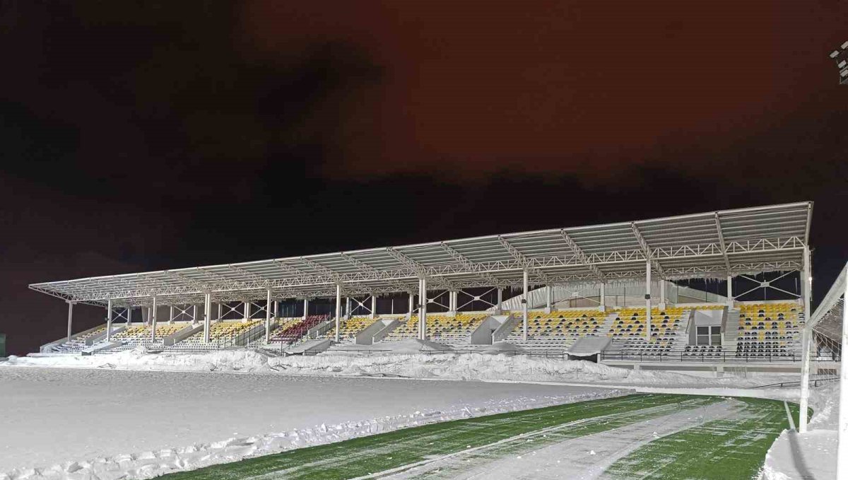 Bitlis'te karla kaplı stat temizlendi