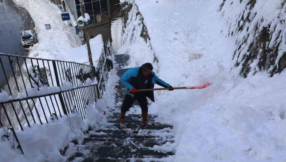 Bitlis'te karla mücadele çalışmaları aralıksız sürdürüyor