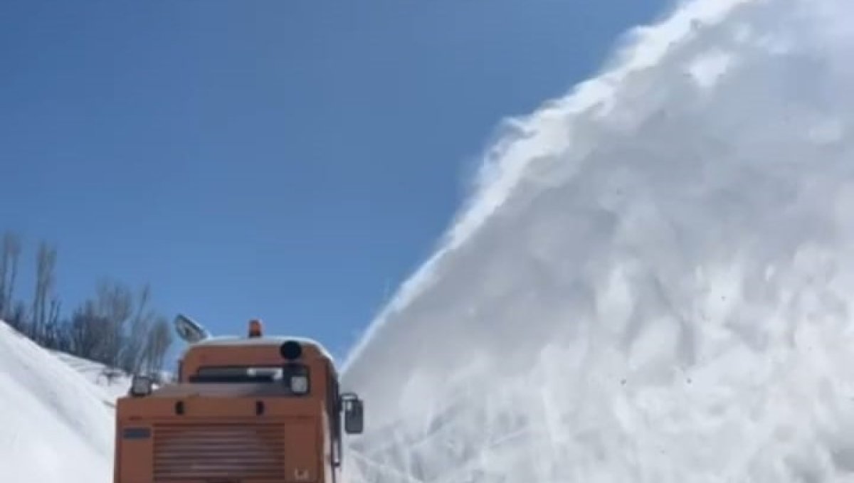 Bitlis'te karla mücadele çalışmaları devam ediyor