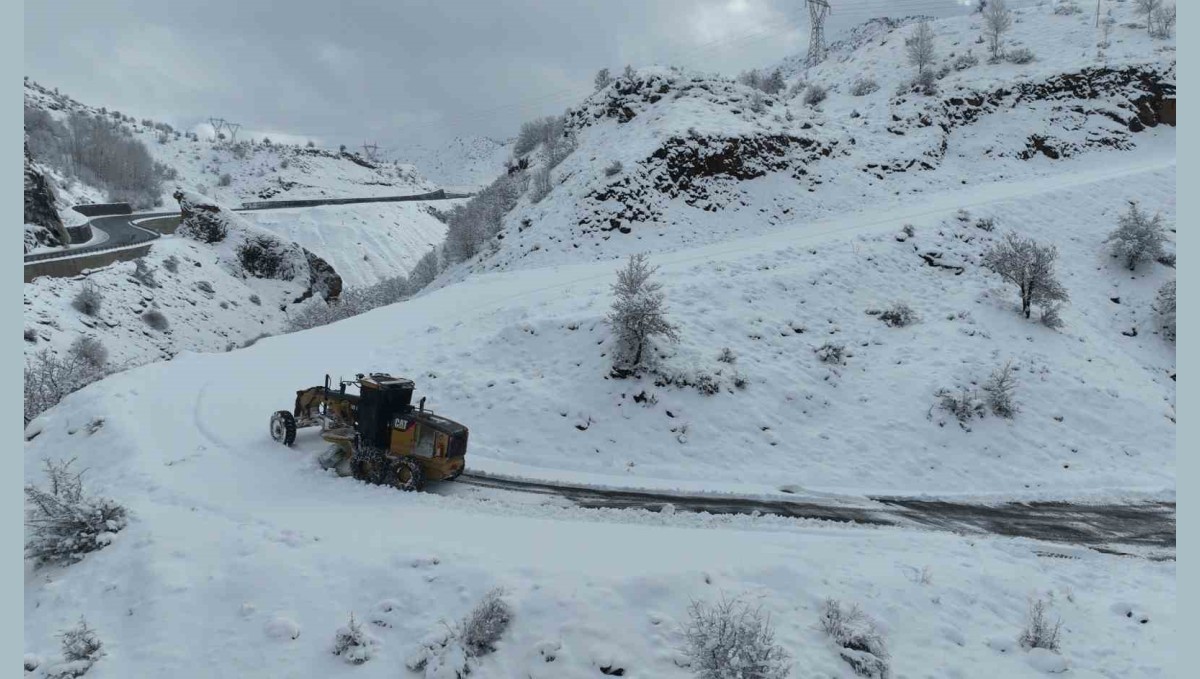 Bitlis'te karla mücadele çalışması devam ediyor