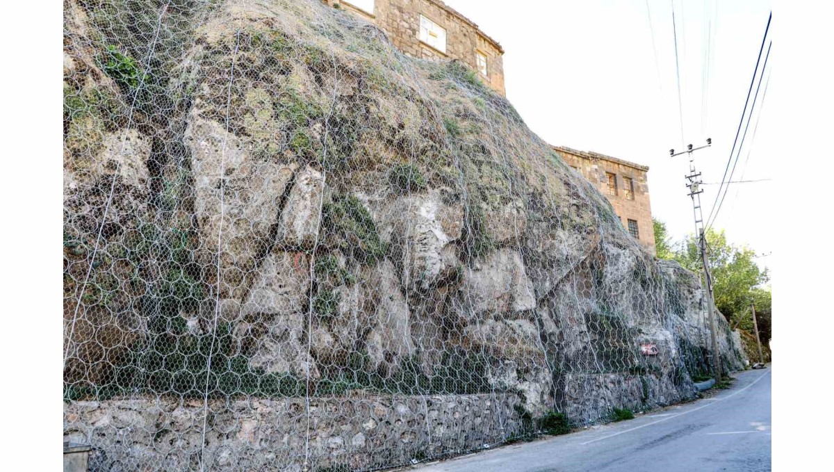 Bitlis'te kaya düşmelerine karşı çelik ağlı güvenlik önlemi
