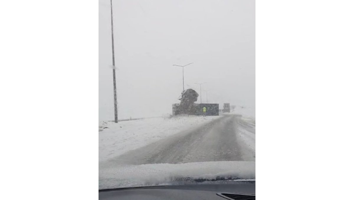 Bitlis'te kontrolden çıkan tır yan yattı