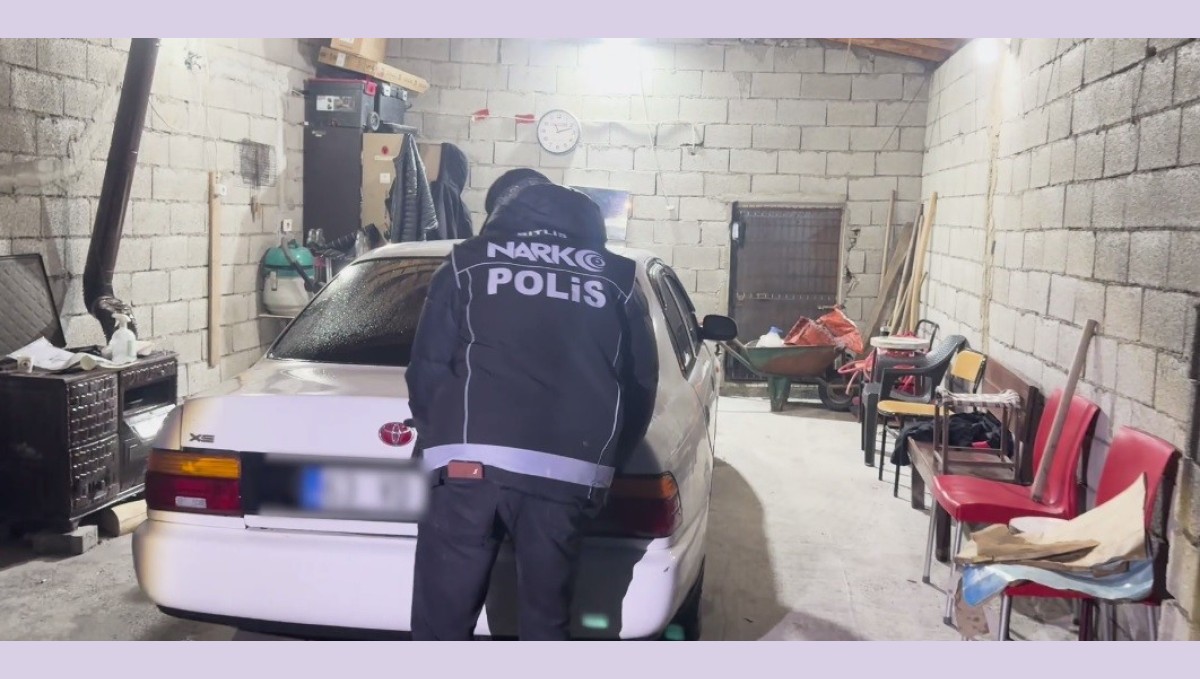 Bitlis'te köpeklerin altına gizlenmiş uyuşturucu madde ele geçirildi