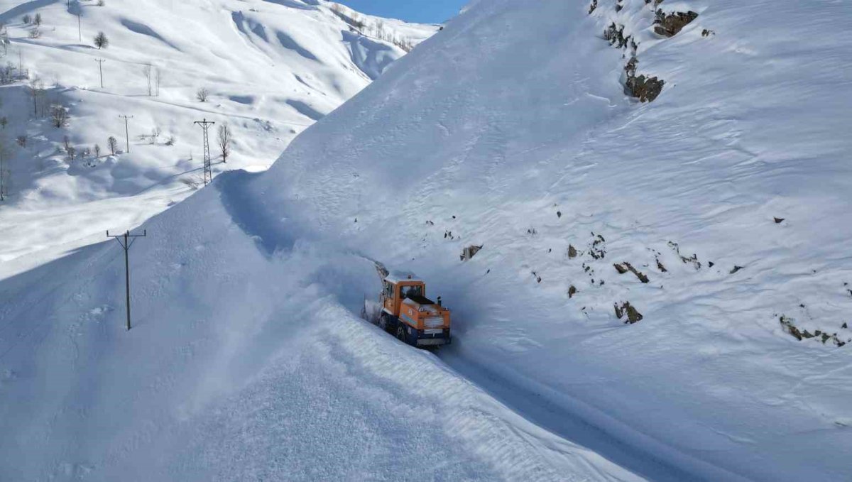 Bitlis'te köy yollarında 3 metreyi bulan karla mücadele
