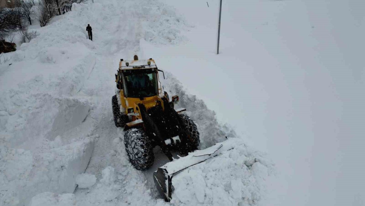Bitlis'te köy yollarında karla mücadele çalışması