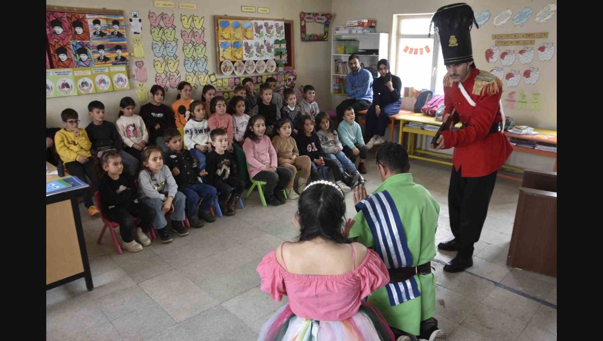Bitlis'te 'Köyden Köye, Okuldan Okula Tiyatro' projesi