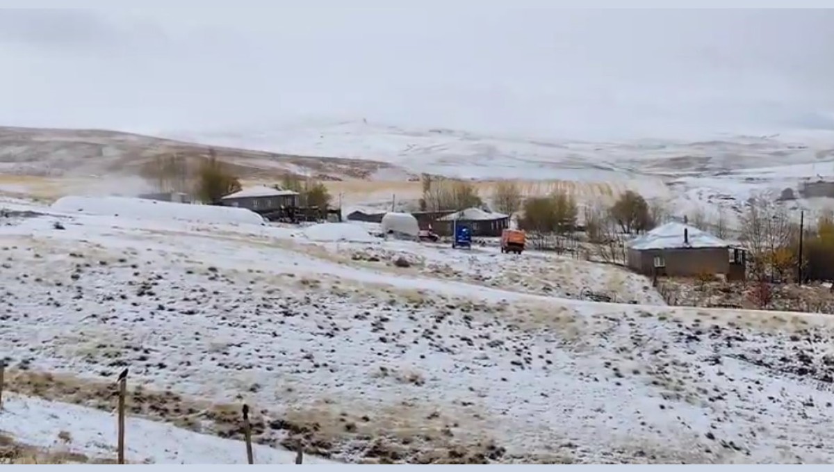 Bitlis'te köyler beyaza büründü