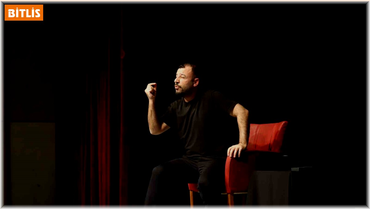 Bitlis'te Kürtçe stand up gösterisi yapıldı