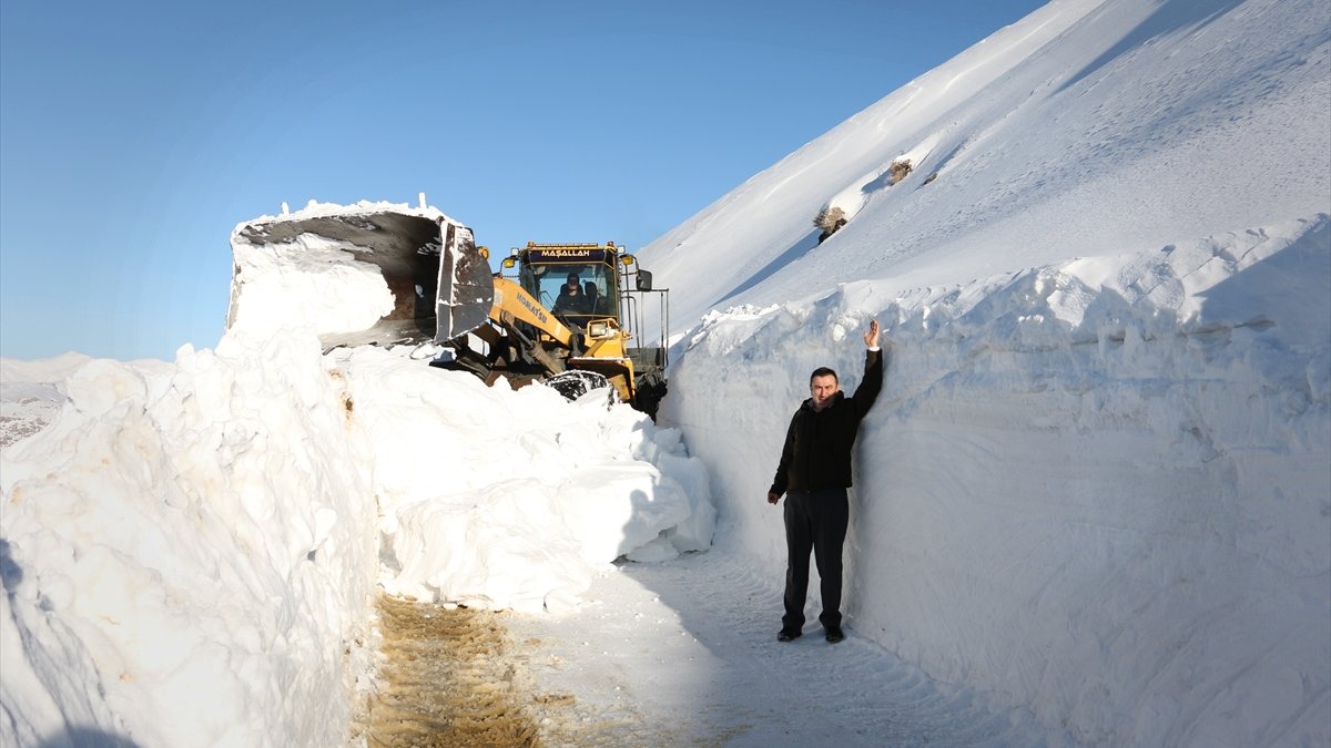 Bitlis'te metrelerce karın bulunduğu köy yolları tek tek açılıyor