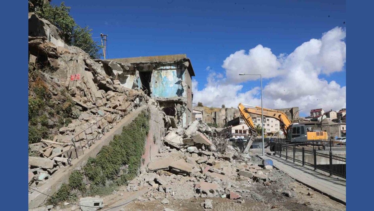 Bitlis'te metruk binalar yıkılıyor