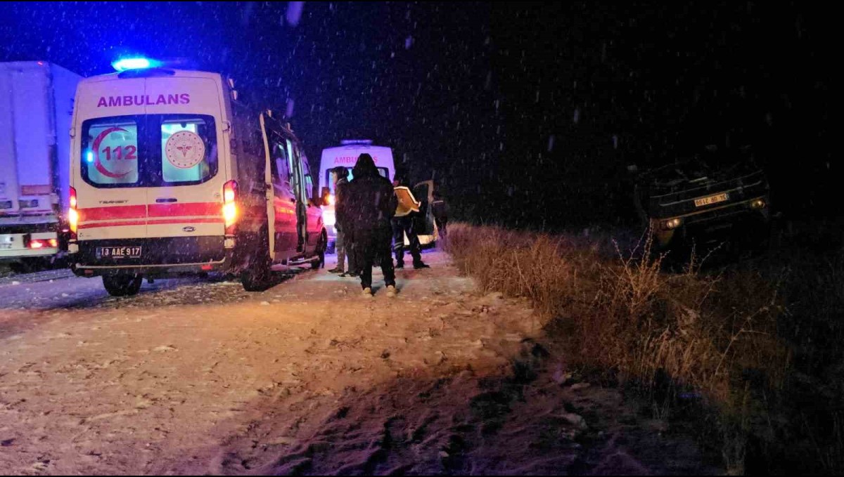 Bitlis'te minibüs takla attı: 3 yaralı