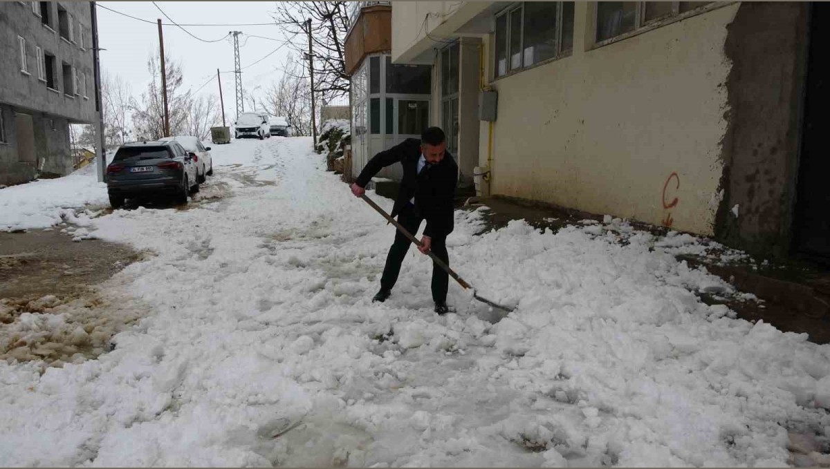 Bitlis'te nisan karı 60 köy yolunu ulaşıma kapattı