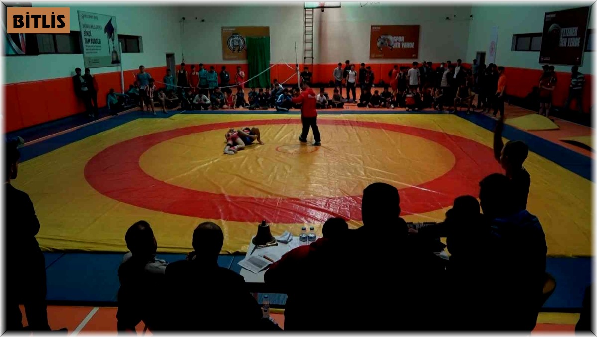 Bitlis'te 'Okullar Arası Güreş Müsabakaları' başladı