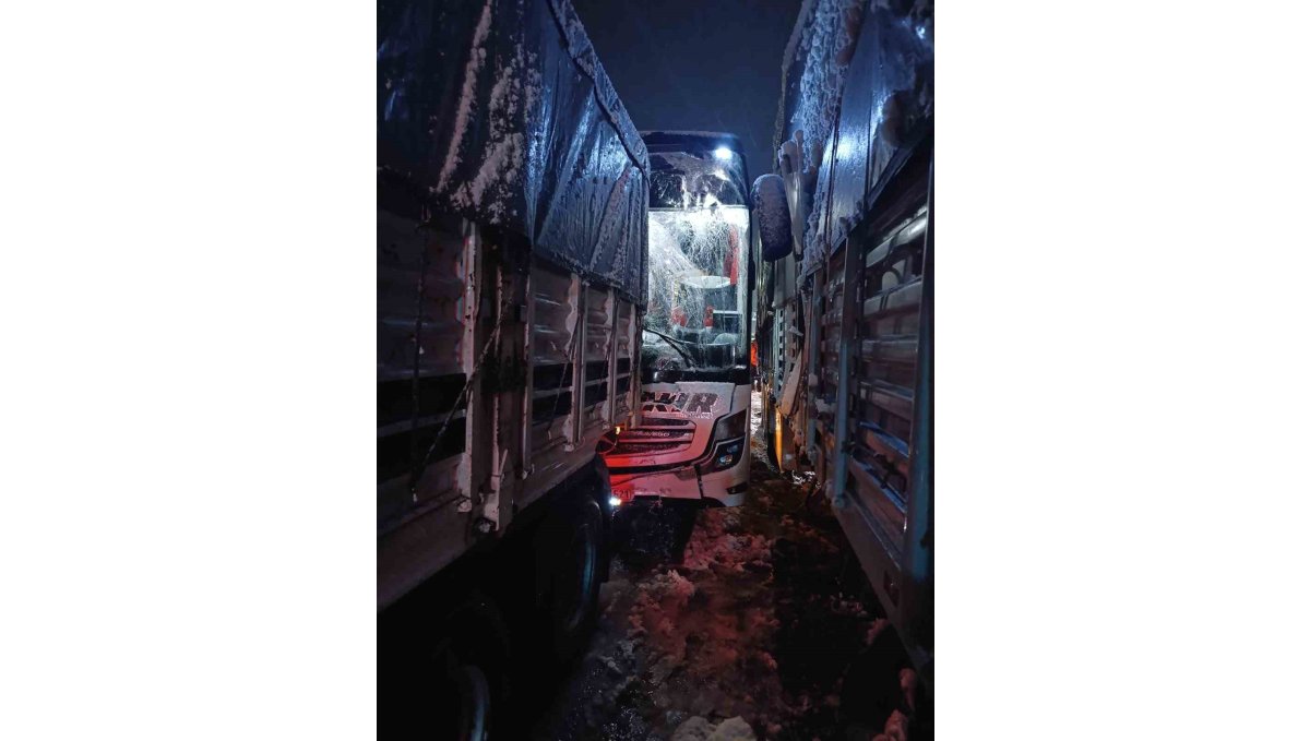 Bitlis'te otobüs tıra arkadan çarptı: 8 yaralı