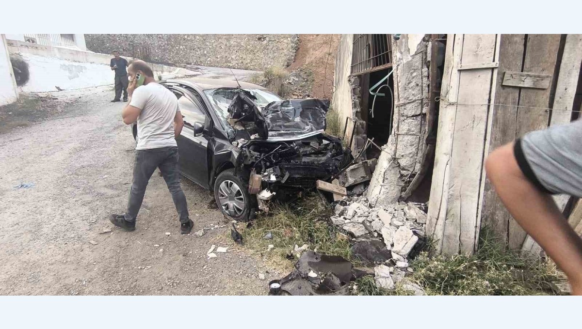 Bitlis'te otomobil duvara çarptı: 2 ölü, 2 yaralı