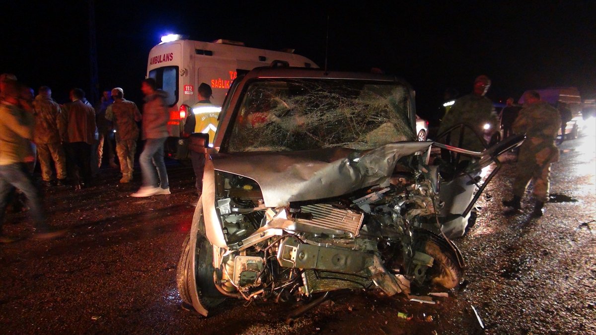 Bitlis'te otomobil ile kamyonetin çarpıştığı kazada 1 kişi öldü, 7 kişi yaralandı