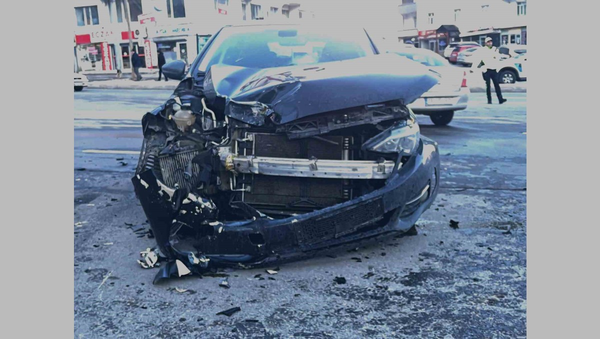 Bitlis'te otomobil ile motosiklet kafa kafaya çarpıştı: 1 yaralı