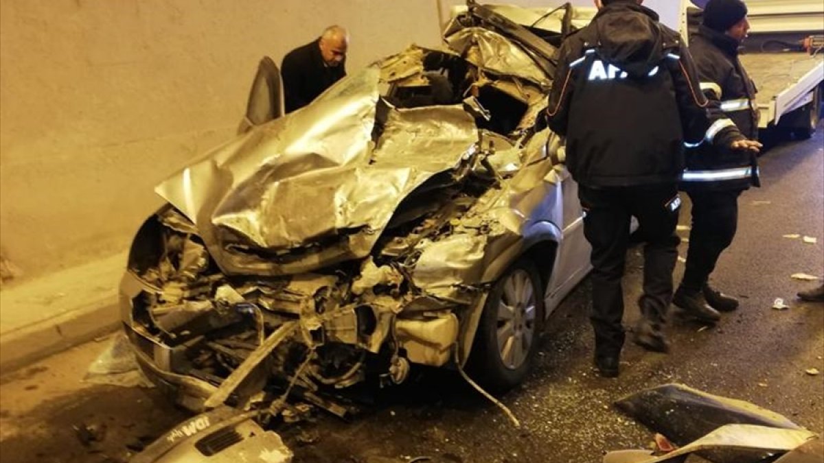 Bitlis'te otomobil tıra çarptı: 5 yaralı