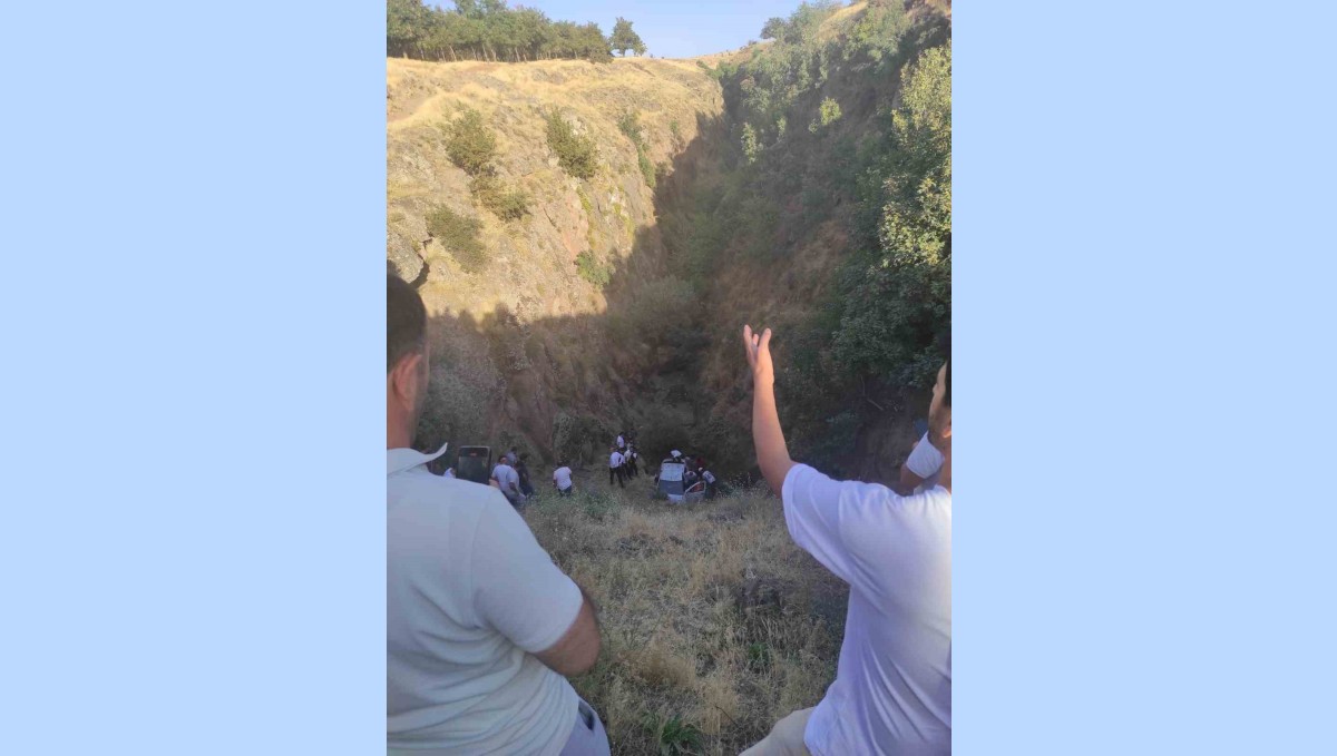 Bitlis'te otomobil uçuruma yuvarlandı: 1 ağır yaralı