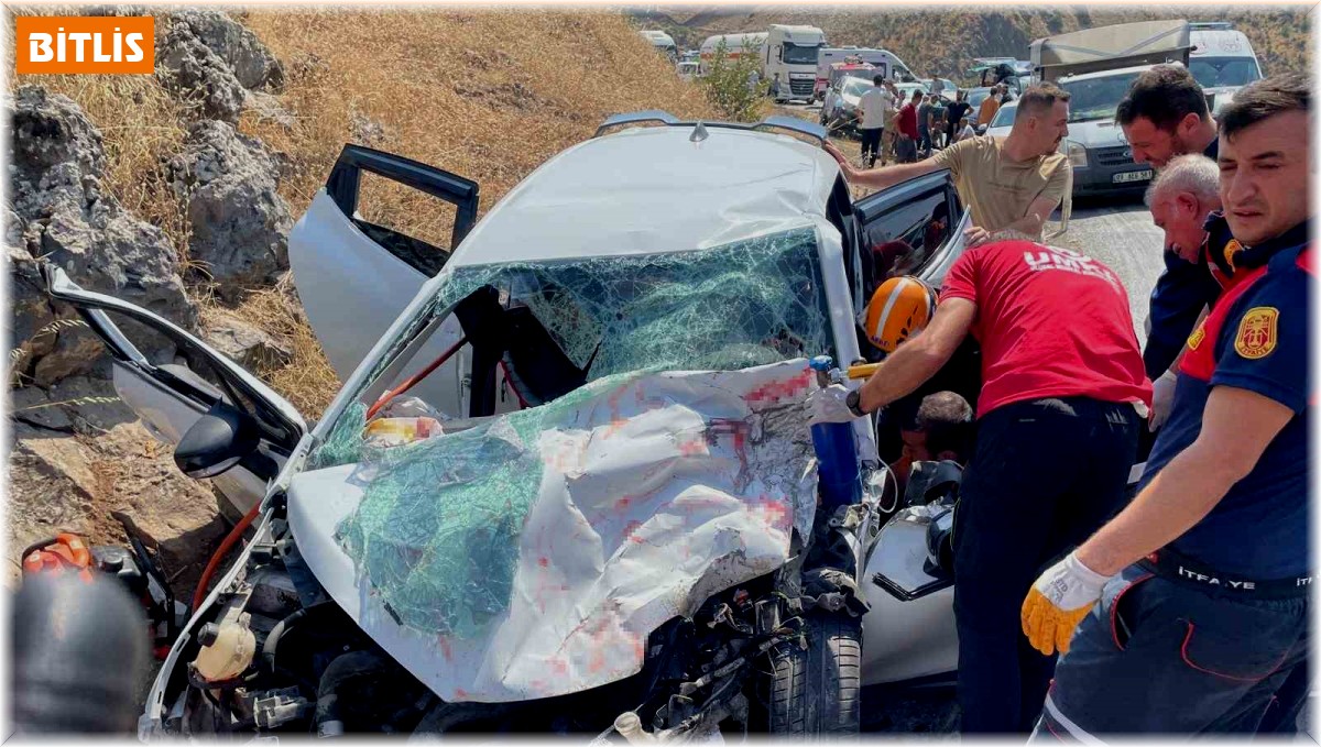 Bitlis'te otomobille tır çarpıştı: 4 yaralı