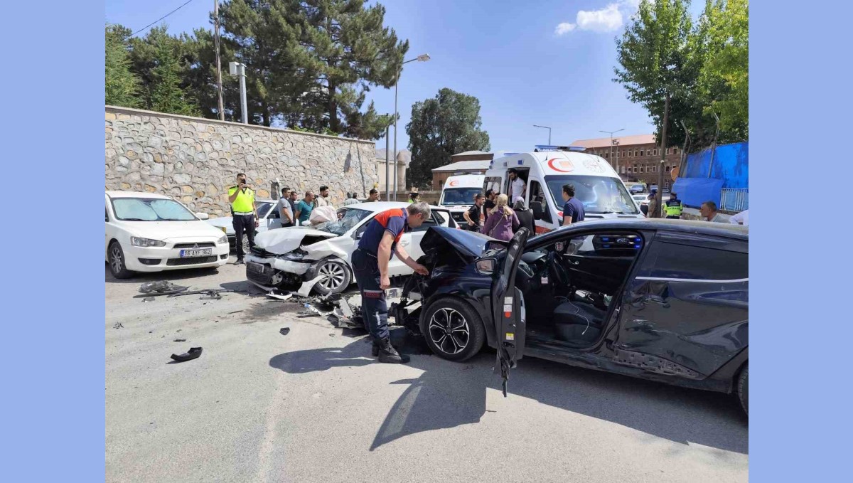 Bitlis'te otomobiller çarpıştı: 10 yaralı