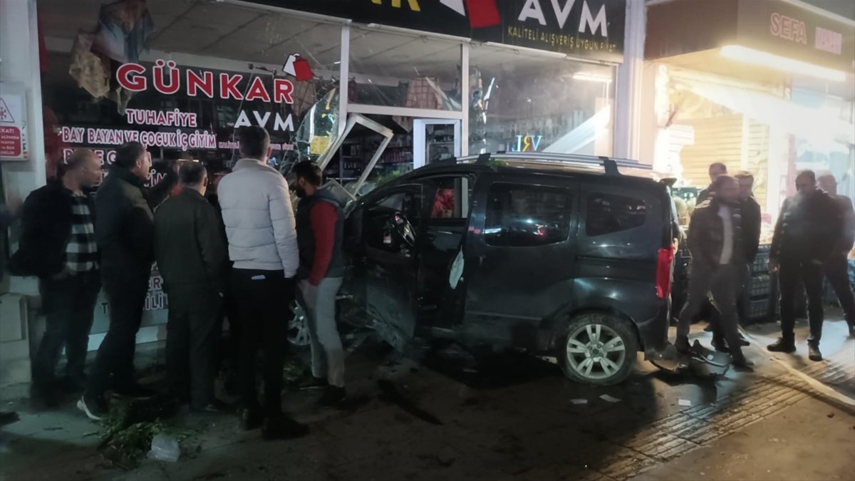 Bitlis'te panelvan, iki araca çarparak iş yerine girdi