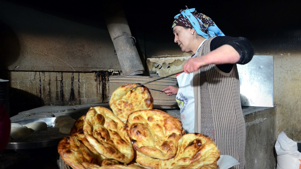 Bitlis'te pişirilen tandır ekmeği rağbet görüyor