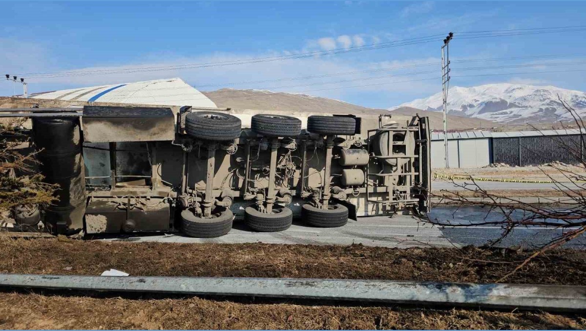 Bitlis'te plastik hammadde yüklü tır devrildi