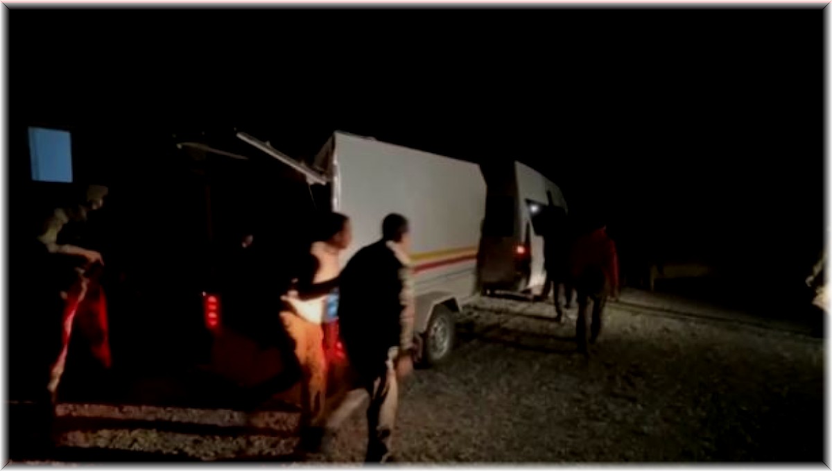 Bitlis'te römorklu minibüste 70 düzensiz göçmen yakalandı