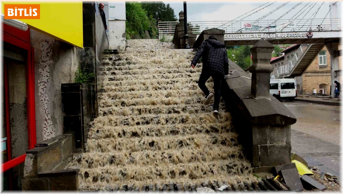 Bitlis'te sağanak sele neden oldu