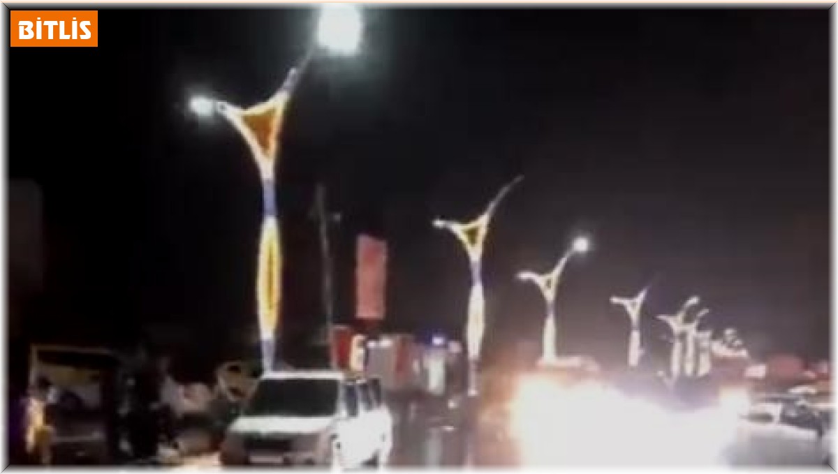 Bitlis'te sağanak yağış sonrası cadde ve sokaklar dereye döndü