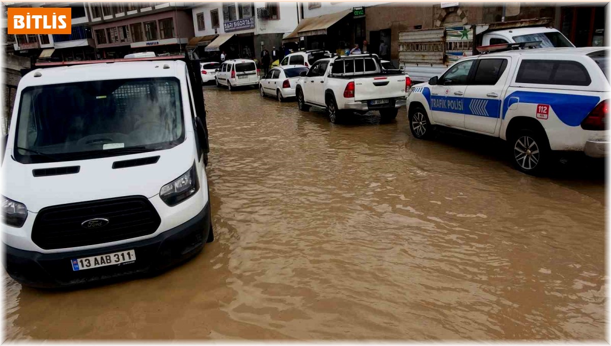 Bitlis'te sağanak yağış taşkınlara ve göçüklere neden oldu