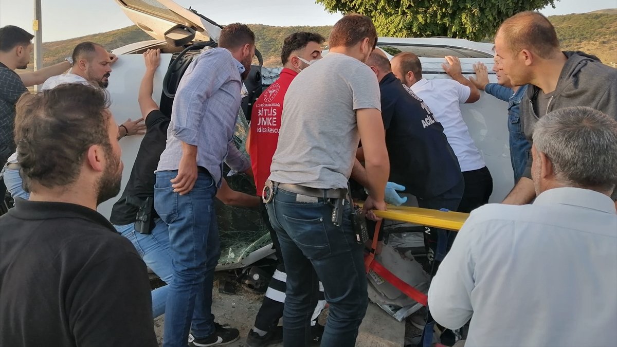 Bitlis'te şarampole devrilen otomobildeki 4 kişi yaralandı