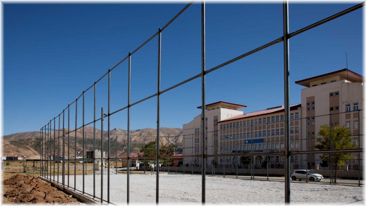 Bitlis'te semt sahalarının yapımına başlandı